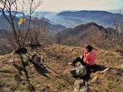 55 Dopo il cammino, la salita e l'elevazione un buon pranzetto al sacco con relax baciati dal sole 